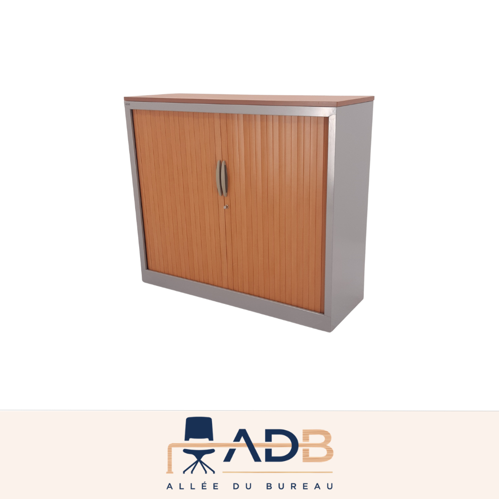 ARMOIRE BASSE À RIDEAUX