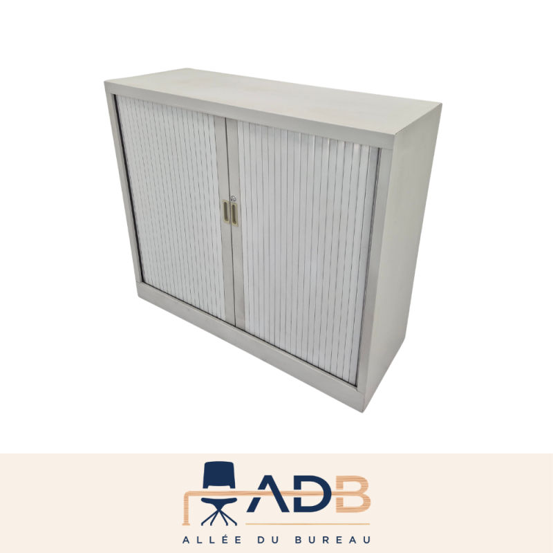 ARMOIRE BASSE À RIDEAUX