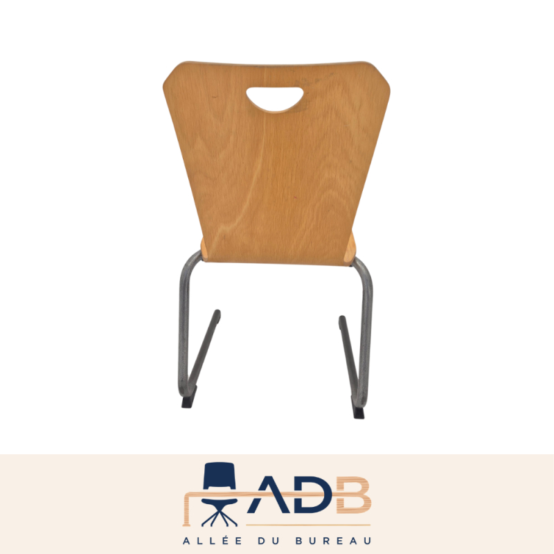 CHAISE APPUI SUR TABLE