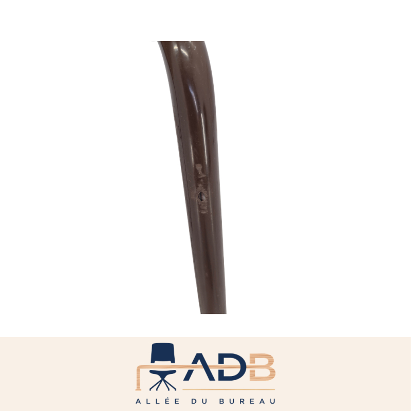 CHAISE APPUI SUR TABLE