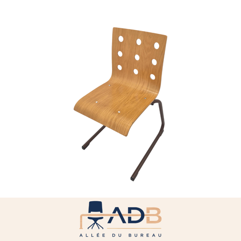CHAISE APPUI SUR TABLE