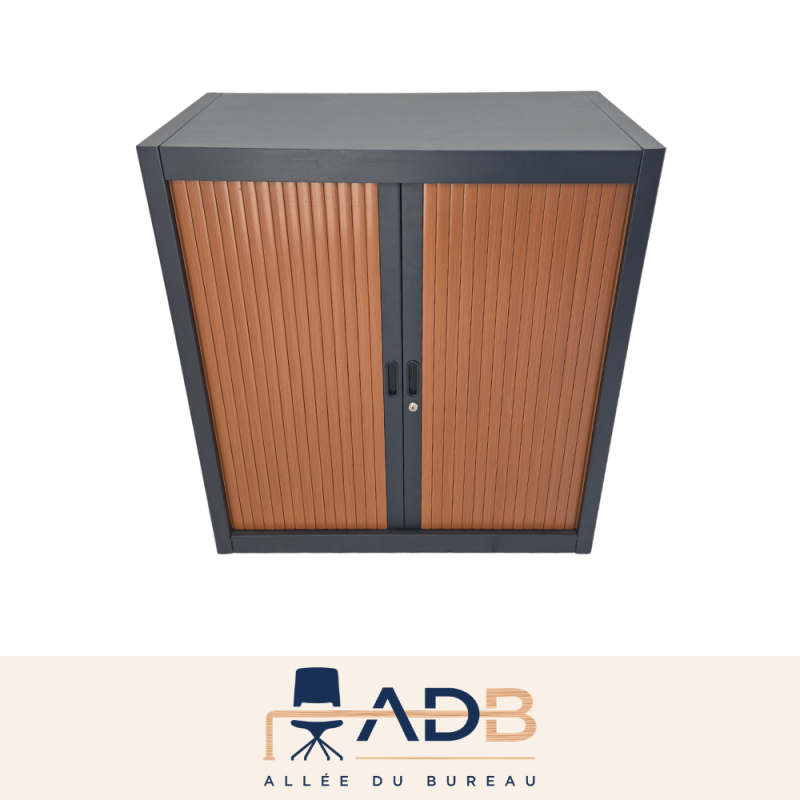 ARMOIRE BASSE À RIDEAUX