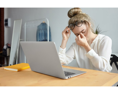 COMMENT ÉVITER LA FATIGUE DES YEUX AU BUREAU : CONSEILS ET MÉTHODES